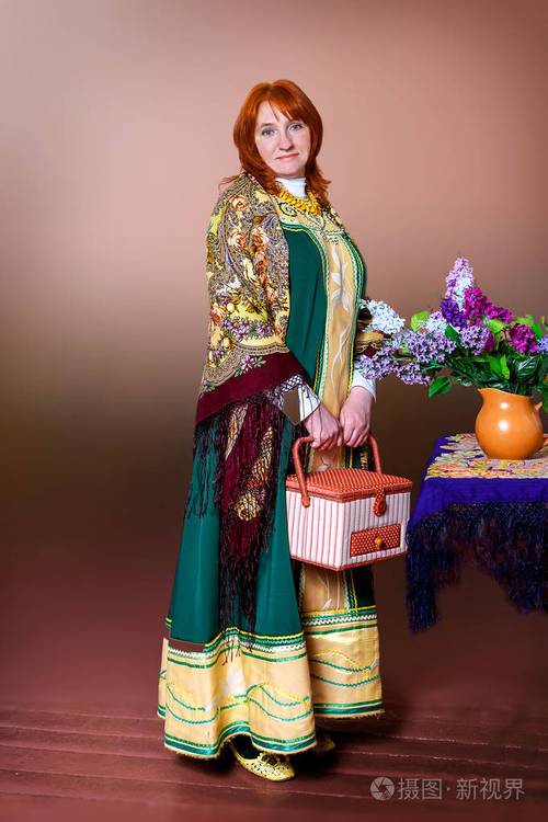 美丽的俄罗斯女人身穿传统服装俄罗斯风格